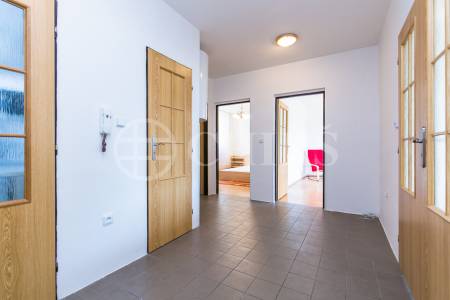 Prodej bytu 3+1 s terasou a garáží, OV, 77 m2, ul. Sluneční 185, Chýně, Praha - západ