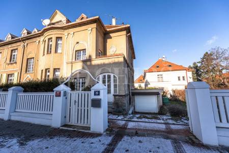 Pronájem RD 5+1 se zahradou, OV, ul. Na Ořechovce 201/20, Praha 6 - Střešovice