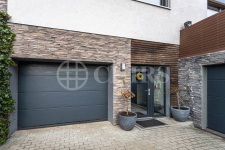 Prodej rodinného domu 5+kk s terasou, dvěma garážemi a zahradou, ul. K Rozvodně 1094/26, Praha 5 - Slivenec