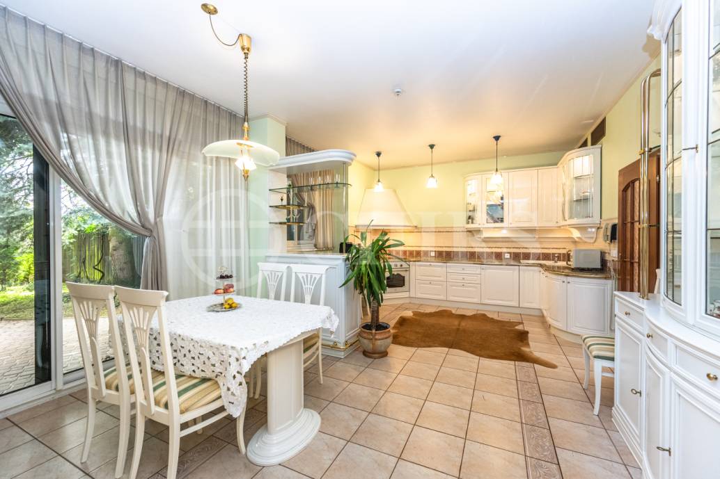 Pronájem rodinného domu 9+1 se zahradou, bazénem a garáží, OV, 390 m2, ul. Ke Školce, Průhonice, Praha-západ