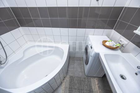 Pronájem bytu 1+kk, OV, 30 m2, ul. Husovo náměstí 10,  Hostivice