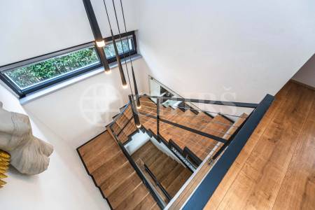 Prodej rodinného domu 5+kk s terasou, dvěma garážemi a zahradou, ul. K Rozvodně 1094/26, Praha 5 - Slivenec