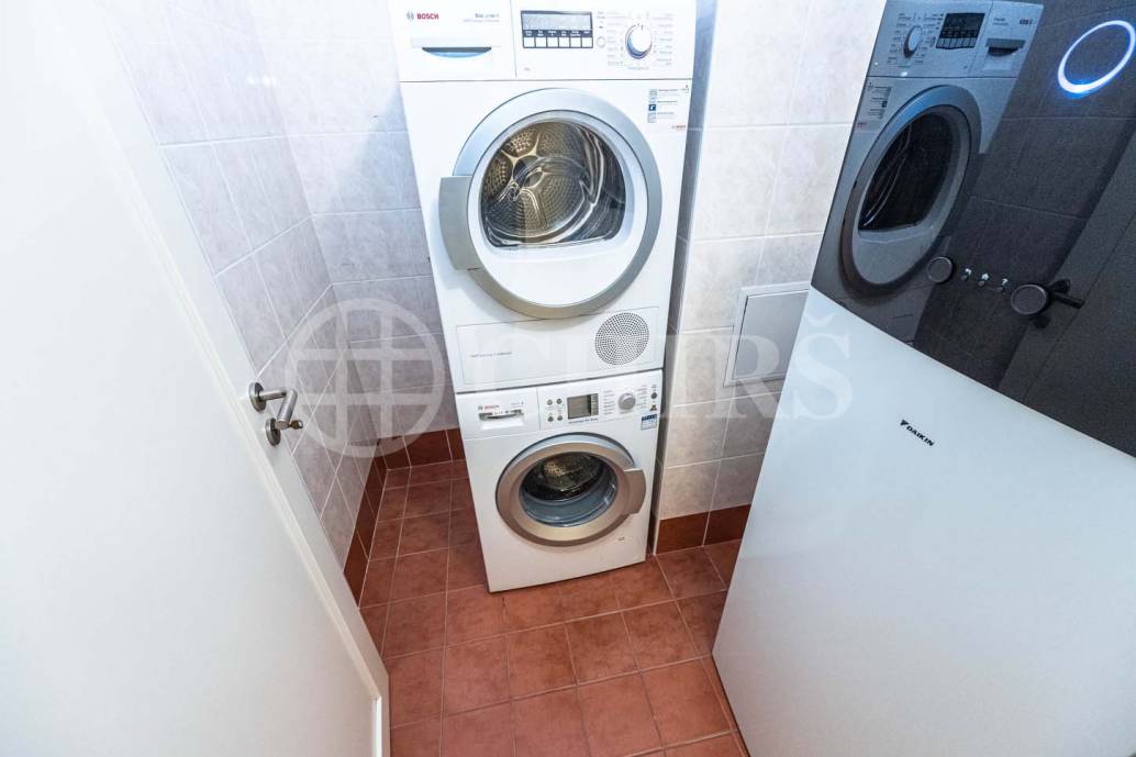 Prodej bytu 4+1 s balkonem, lodžií, sklepem a garážovými stáními, OV, 172m2, ul. Klausova 1361/13a, Praha 5 - Stodůlky