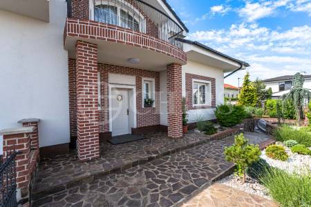 Prodej rodinného domu 5+kk, OV, 310 m2, ul. Liliová 1095, Chýně