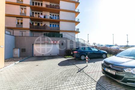 Prodej bytu 1+kk s balkonem a garážovým stáním, OV, 29,5m2, ul. Na Výrovně 2693/2, Praha 5 - Stodůlky