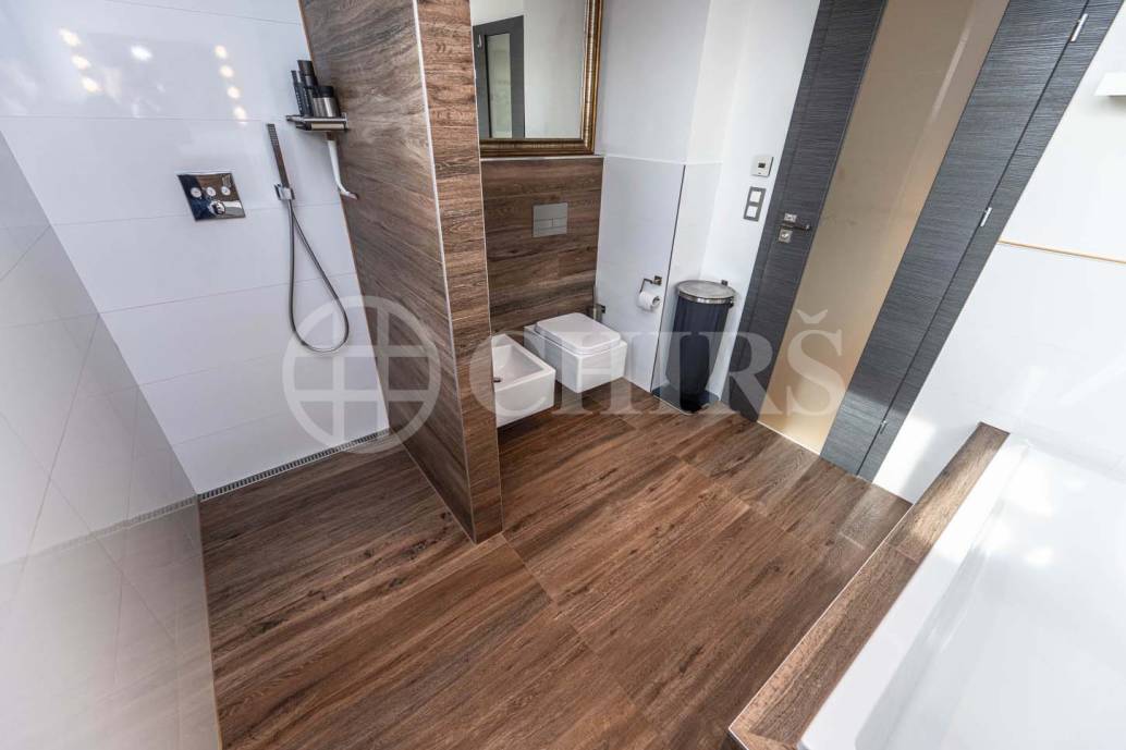 Prodej rodinného domu 5+kk s terasou, dvěma garážemi a zahradou, ul. K Rozvodně 1094/26, Praha 5 - Slivenec