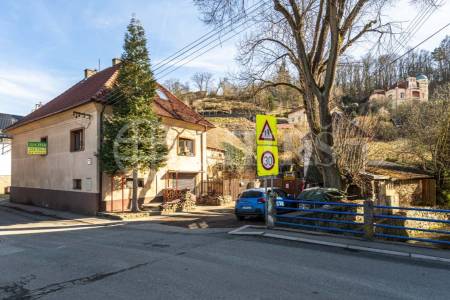 Prodej rodinného domu 6+kk s garáží a klubovnou, ul. Stradonická 28, obec Nižbor, okres Beroun
