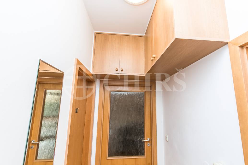 Prodej bytu 2+kk s předzahrádkou a terasou, OV, 49m2, ul. Högerova 1098/15, Praha 5 - Hlubočepy