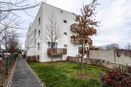 Pronájem bytu 1+kk s terasou a předzahrádkou, OV, 57m2, ul. Márova 2872/1, Praha 5 - Stodůlky
