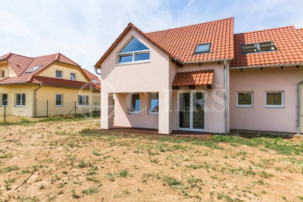 Prodej rodinného domu 5+kk s terasou a garáží, OV, 150m2, Holubice - Kozinec, Praha - západ