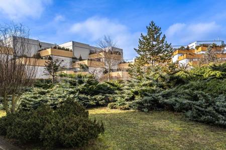 Prodej bytu 4+kk s terasou a uzamykatelnými garážemi, OV, 180m2, ul. Klausova 2559/11, Praha 5 - Stodůlky