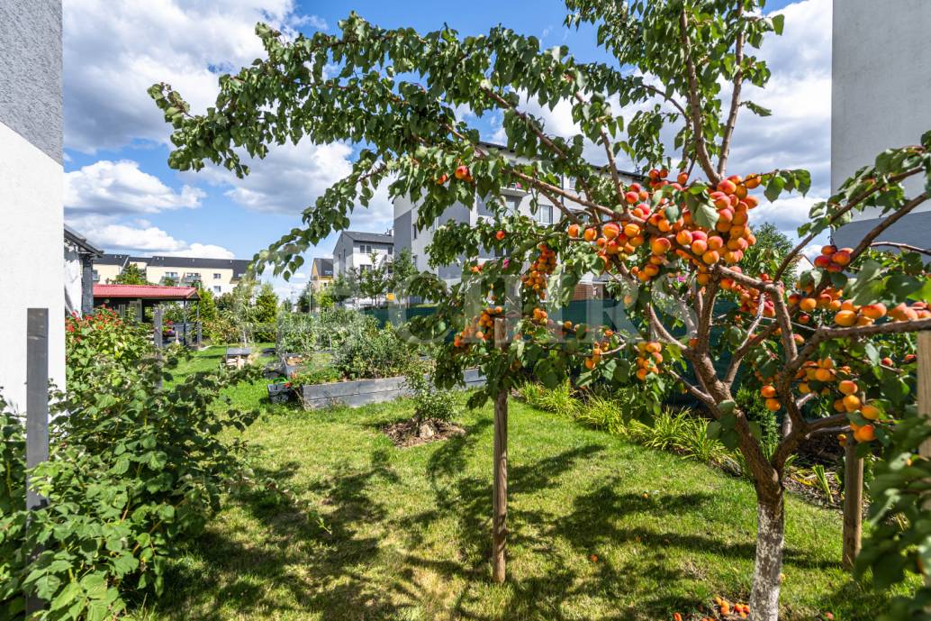 Prodej bytu 3+kk s terasou, zahradou 315m2 a dvěma parkovacími stáními , OV, 60 m2, ul. Příhodova, Chýně