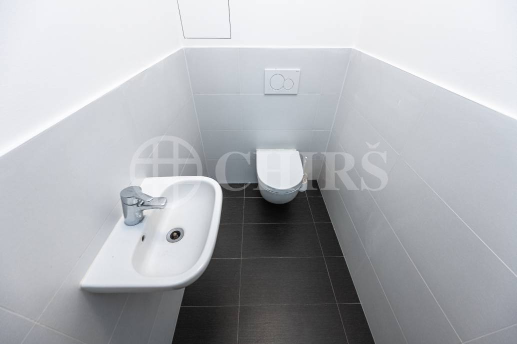 Pronájem bytu 3+kk se dvěma balkony, sklepem a garážovým stáním, OV, 81m2, ul. Pod Stolovou horou 984/5, Praha 5 – Jinonice