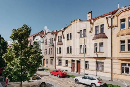 Prodej bytu 2+kk, OV, 61 m2, ul. Na Petynce 147/98, Praha 6 - Břevnov