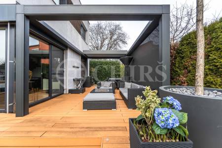 Prodej rodinného domu 5+kk s terasou, dvěma garážemi a zahradou, ul. K Rozvodně 1094/26, Praha 5 - Slivenec