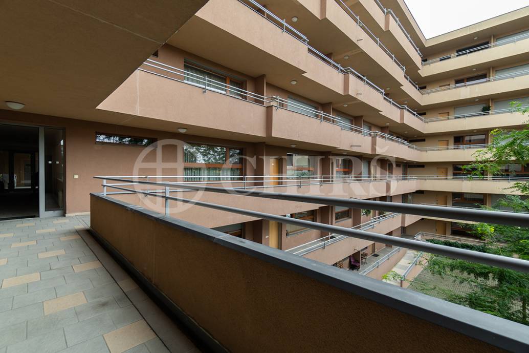 Pronájem bytu 1+kk s balkonem, sklepem a garážovým stáním, OV, 43 m2, ul. Štěpařská 1131/14, Praha 5 - Hlubočepy