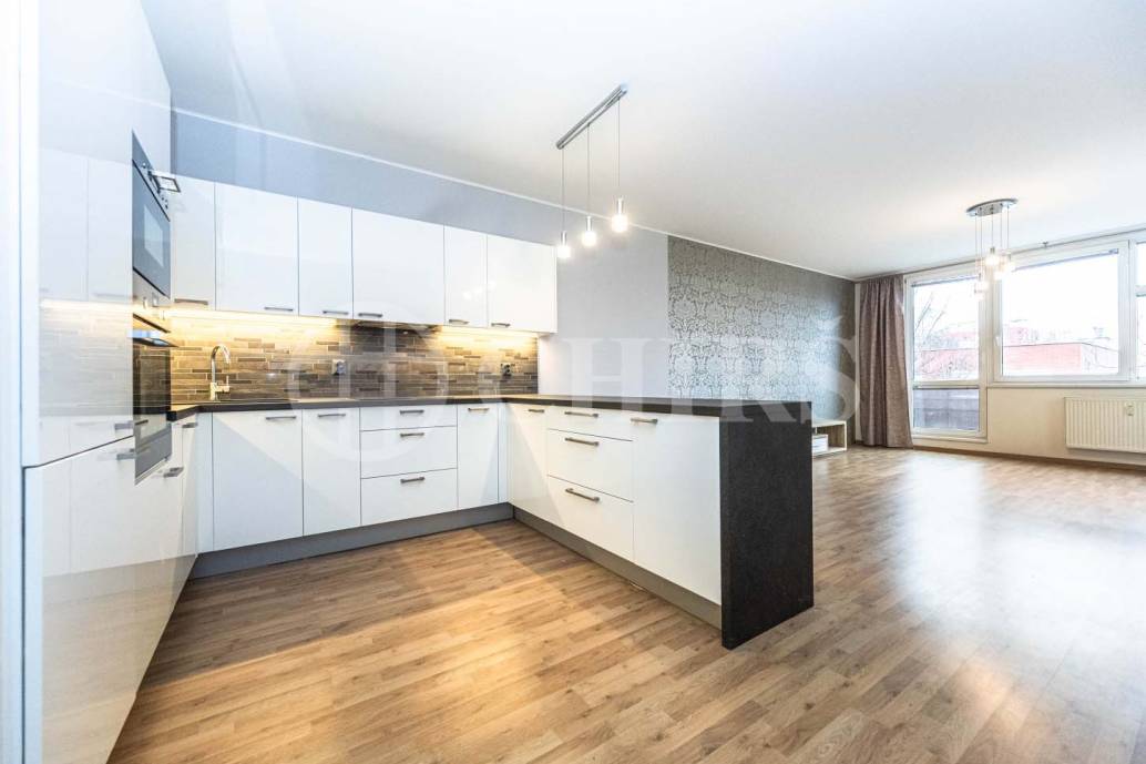 Prodej bytu 3+kk s balkonem, sklepem a garážovým stáním, OV, 102m2, ul. Voskovcova 1130/26, Praha 5 - Barrandov