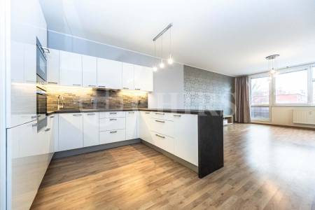 Prodej bytu 3+kk s balkonem, sklepem a garážovým stáním, OV, 102m2, ul. Voskovcova 1130/26, Praha 5 - Barrandov