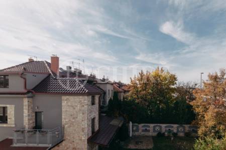 Prodej bytové jednotky s pochozí střechou 2+1, OV, 53 m2, ul. Za Vokovickou vozovnou 362/19, P- 6