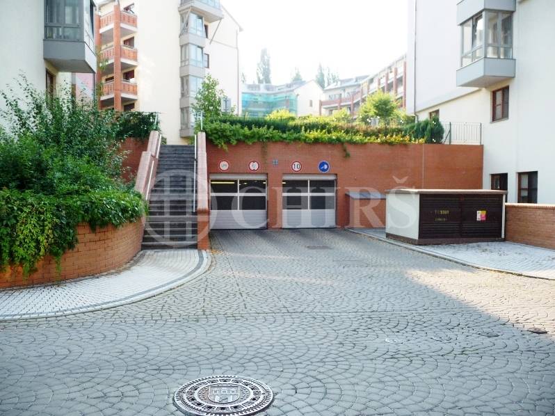 Prodej garážového stání, OV, 15m2, ul. Paťanka 2614/11, Praha 6 - Dejvice