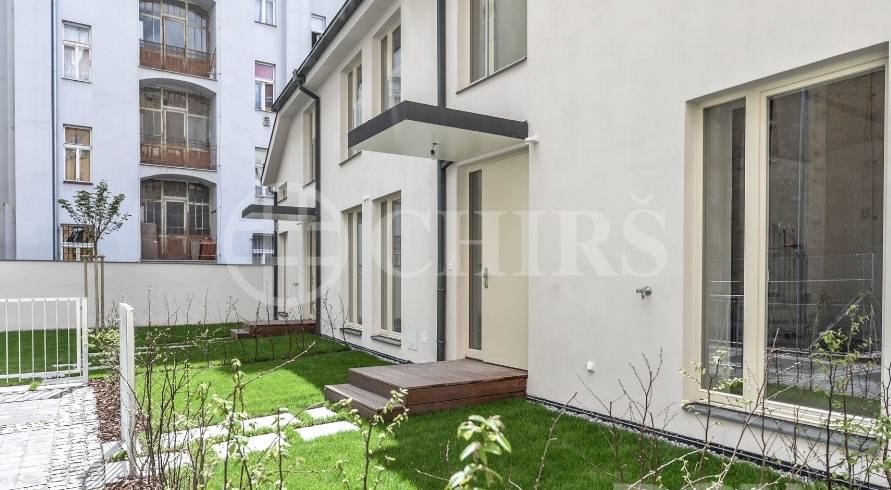 Prodej mezonet. ateliéru 2+kk, s předzahrádkou, 88,5m2, ul. Orelská, P-10 Vršovice