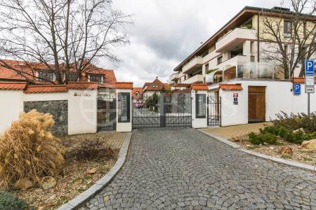 Prodej bytu 3+kk s terasou, zahradou a garáží, OV, 91m2, ul. Jiřího Jandy 786/1, Praha 7 - Troja