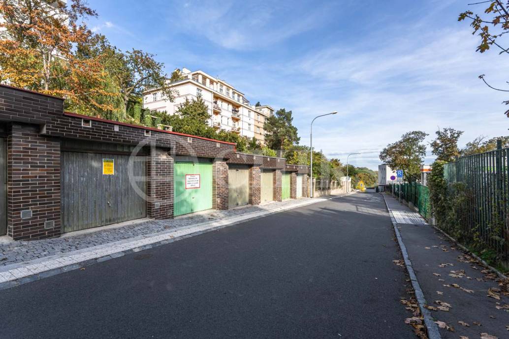 Prodej garáže, OV, 27m2, ul. Na Pláni, Praha 5 - Malvazinky