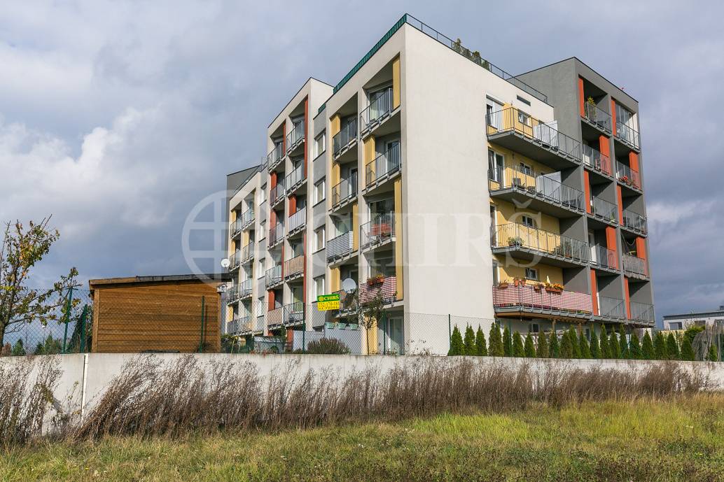 Prodej bytu 1+kk s lodžií a garážovým stáním, OV, 42 m2, ul. Milotická 458/14, Praha 5 - Zličín