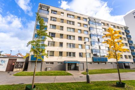 Pronájem bytu 2+1, 43m2, šatna, sklep ul. Na Betonce 1361/3, Praha 5 - Radotín