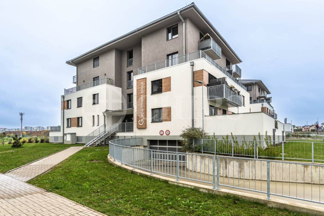 Prodej bytu 2+kk s balkonem a sklepem, OV, 48,3 m2, ul. Želetická 200/8, Praha 5 - Sobín