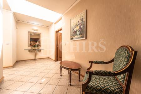 Pronájem rodinného domu 9+1 se zahradou, bazénem a garáží, OV, 390 m2, ul. Ke Školce, Průhonice, Praha-západ