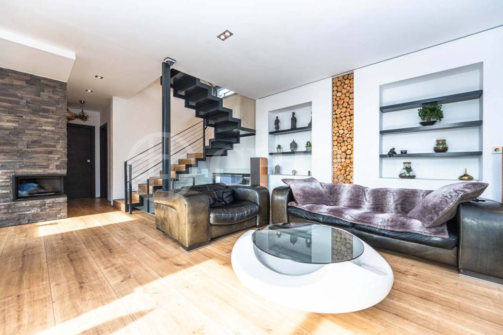 Prodej rodinného domu 5+kk s terasou, dvěma garážemi a zahradou, ul. K Rozvodně 1094/26, Praha 5 - Slivenec