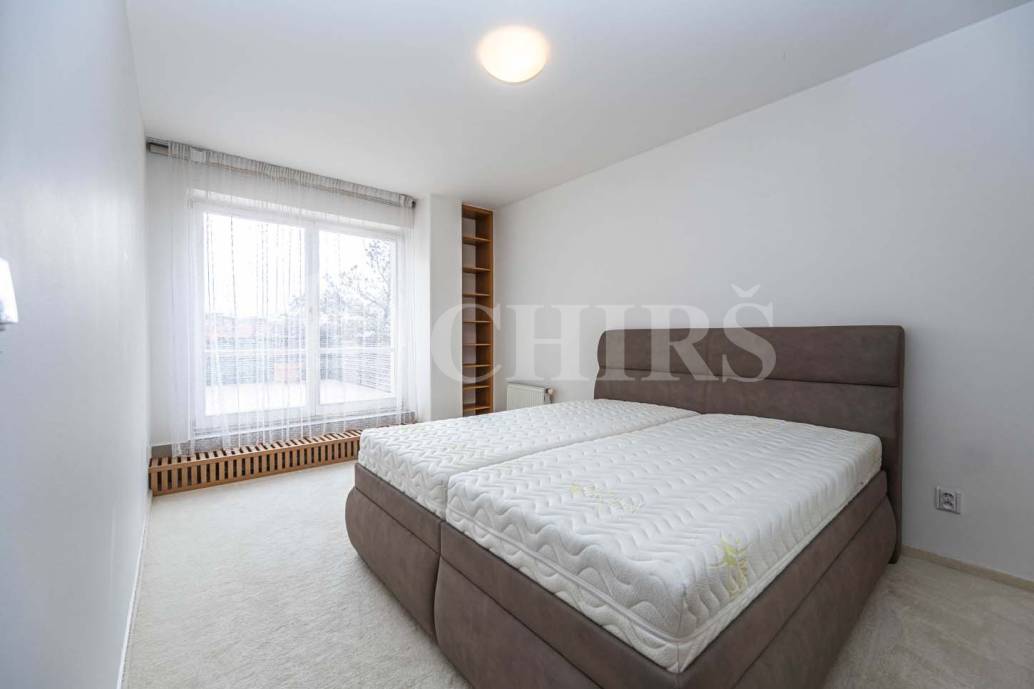 Prodej bytu 4+kk s terasou a uzamykatelnými garážemi, OV, 180m2, ul. Klausova 2559/11, Praha 5 - Stodůlky