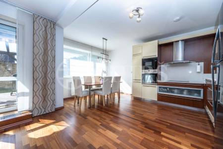 Prodej rodinného domu 5+kk s balkonem, garáží a zahradou, ul. Dělená 961/4, Praha 5 - Řeporyje