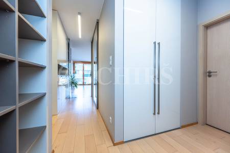 Pronájem bytu 3+kk s balkonem, lodžií a dvěma garážovými stáními, OV, 86 m², ul. Vacínovská 831/6, Praha 5 – Jinonice