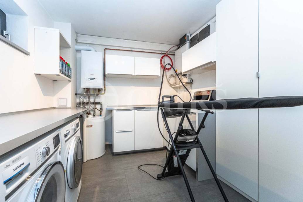 Prodej rodinného domu 5+kk s terasou, dvěma garážemi a zahradou, ul. K Rozvodně 1094/26, Praha 5 - Slivenec