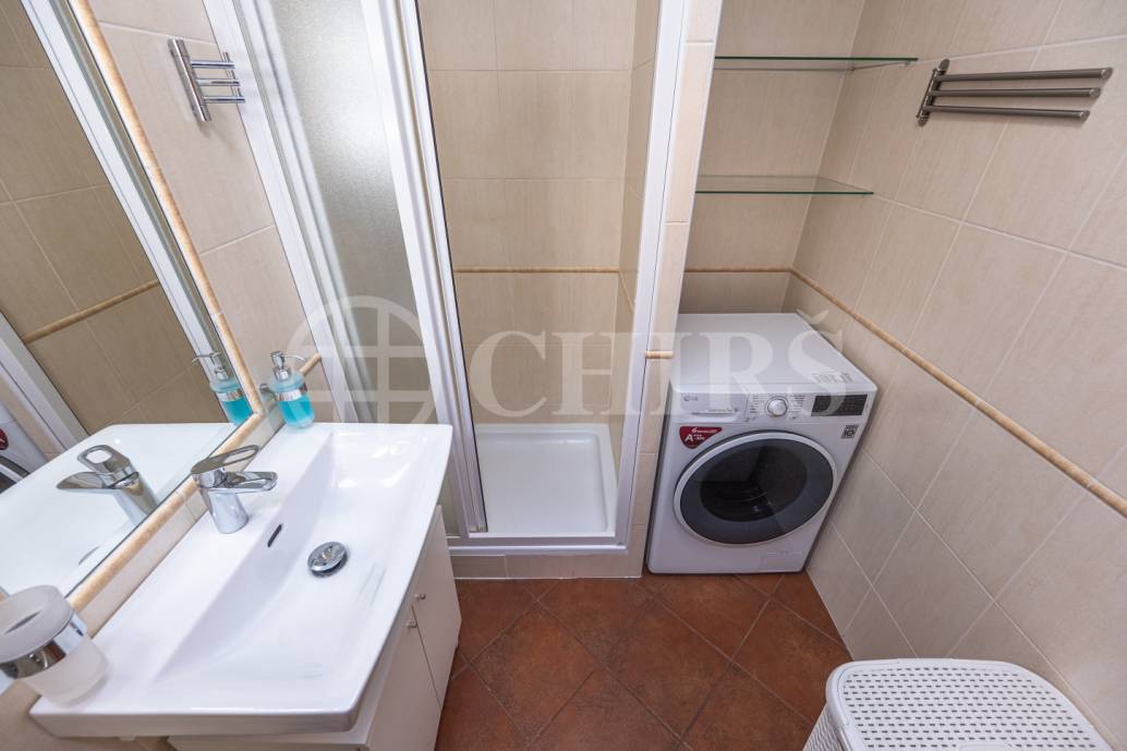 Pronájem bytu 1+1 s lodžií, OV, 52,7 m2, ul. Na Chobotě 1344/4, Praha 6 - Řepy 