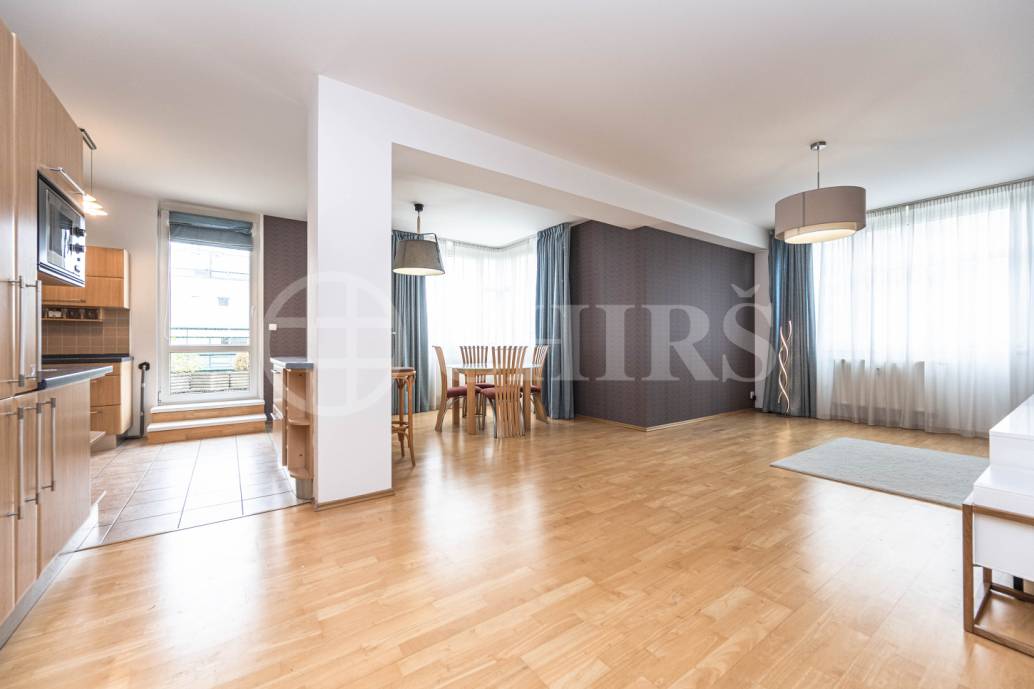 Pronájem bytu 4+kk, 111,2 m² s velkou terasou, lodžií a garáží, ul. Voskovcova 1130/26, Praha 5 - Barrandov