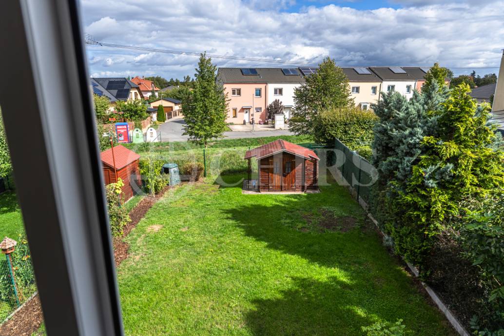 Pronájem řadového domu 4+kk, OV, 100 m2, zahrada 239 m2, Drahelčice, Praha - západ