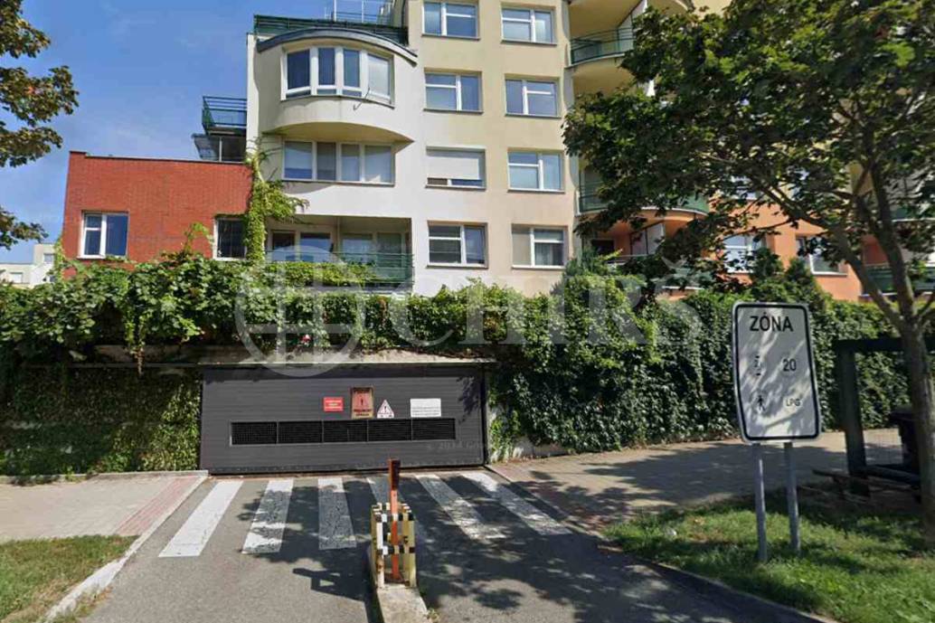 Pronájem garážového stání, 11m2, ul. Voskovcova 1130/28, Praha 5 - Hlubočepy
