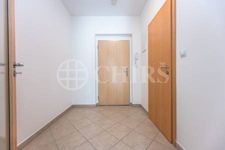 Pronájem bytu 1+kk, 38 m² + lodžie 9 m², garážové stání a sklep, ul. Mišovická 492/1a, Praha 5 – Zličín
