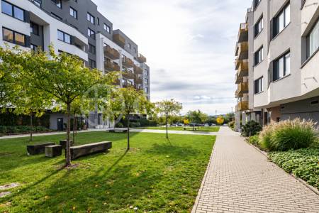 Prodej bytu 4+kk se dvěma balkony, sklepy a garážovými stáními, DV 128 m2, ul. Honzíkova, Praha 10 - Štěrboholy