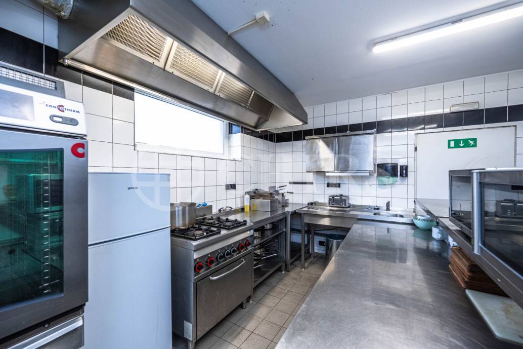 Pronájem restaurace, OV, 140m2, ul. Husovo nám., Hostivice