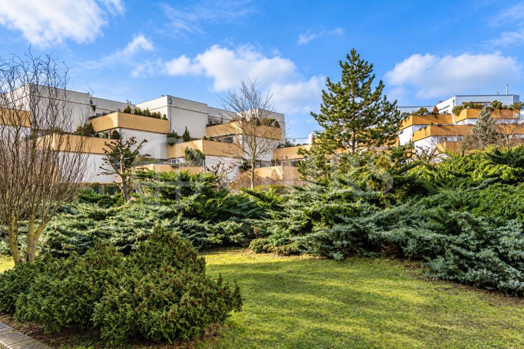 Prodej bytu 4+kk s terasou a uzamykatelnými garážemi, OV, 180m2, ul. Klausova 2559/11, Praha 5 - Stodůlky
