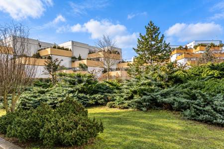 Prodej bytu 4+kk s terasou a uzamykatelnými garážemi, OV, 180m2, ul. Klausova 2559/11, Praha 5 - Stodůlky