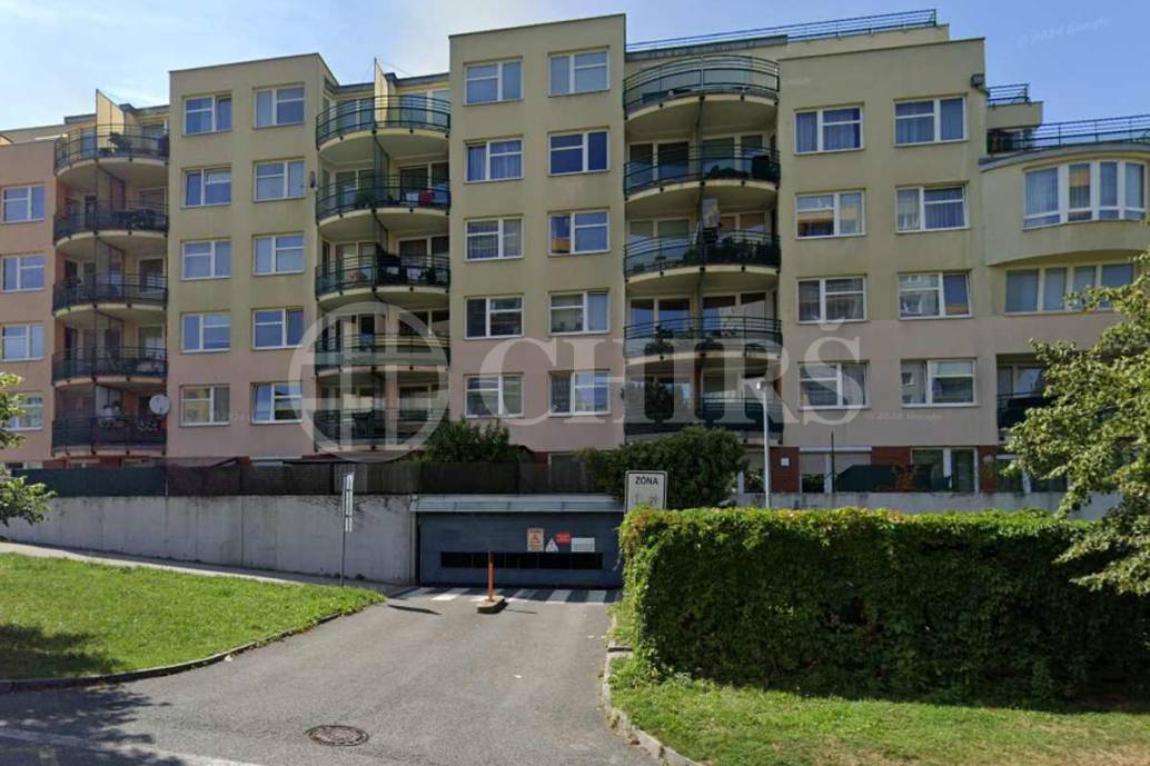 Pronájem garážového stání, 11m2, ul. Voskovcova 1130/28, Praha 5 - Hlubočepy