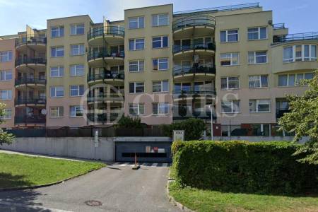 Pronájem garážového stání, 11m2, ul. Voskovcova 1130/28, Praha 5 - Hlubočepy
