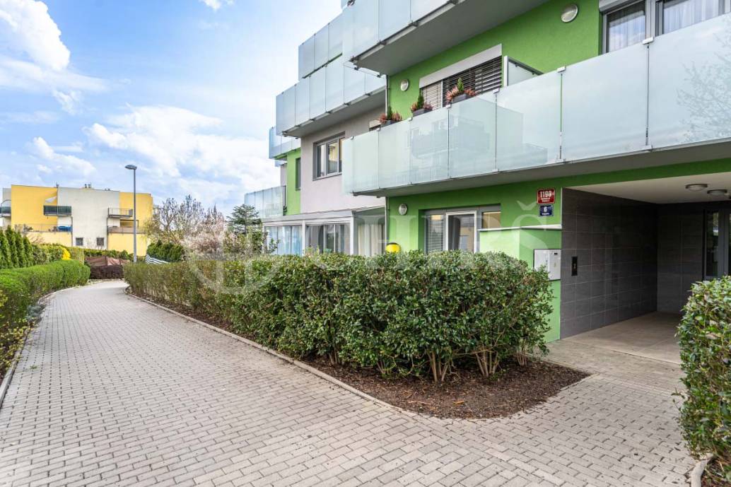 Prodej bytu 2+kk s balkonem, sklepem a garážovým stáním, OV, 68m2, ul Kakosova 1190/6, Praha 13 - Řeporyje