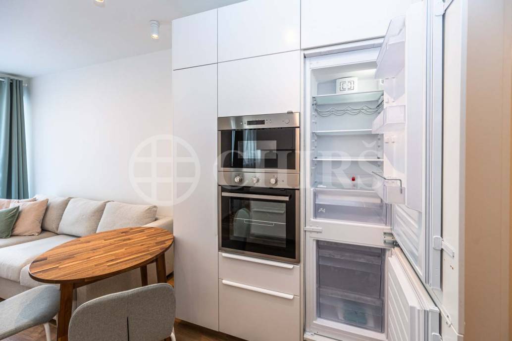 Pronájem bytu 1+kk s balkonem, OV, 42m2, ul. V Háji 1633/12, Praha 7 - Holešovice