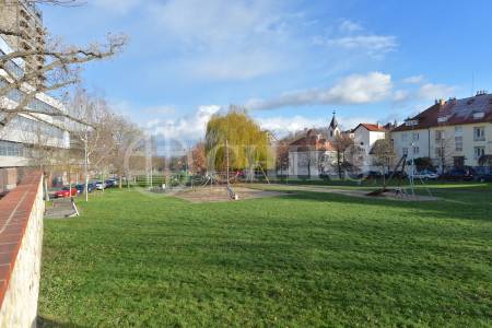 Prodej bytu 1+1 se sklepem, OV, 53 m², ul. Zavadilova 96/14, Praha 6 – Dejvice.